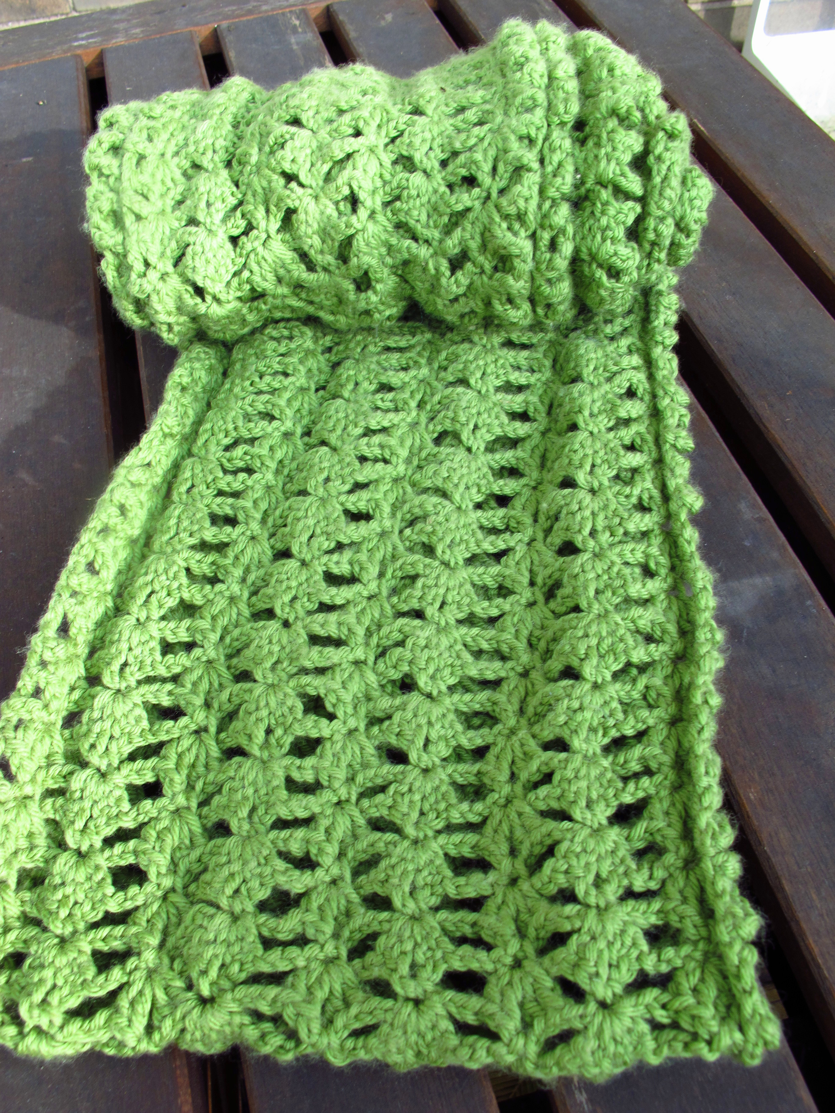 DIY: Crocheted Lacy Green Infinity Scarf Pattern | Kiku Corner